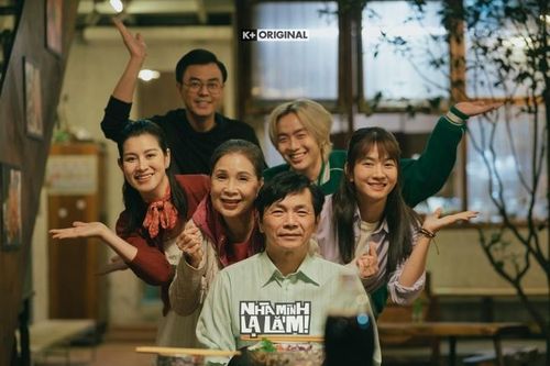 Dàn diễn viên trong phim "Nhà mình lạ lắm".