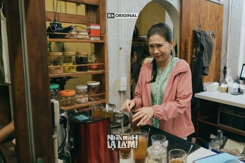NSND Kim Xuân trong phim "Nhà mình lạ lắm!"
