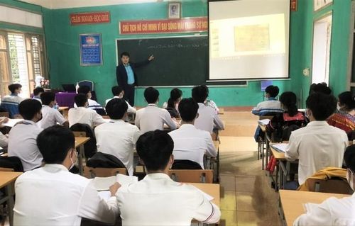 Thầy Nguyễn Văn Tập trực tiếp đứng lớp ôn tập cho học trò.