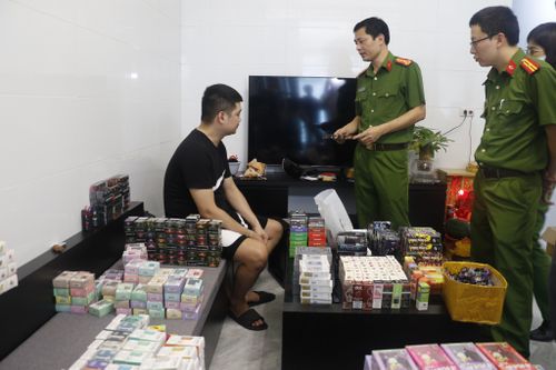 Một cơ sở chuyên lắp ráp, cung cấp thuốc lá điện tử vừa bị Công an TP Vinh triệt phá