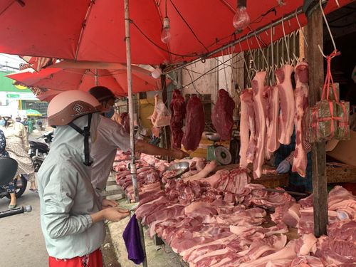 Lượng thịt lợn nóng được người dân TP Hồ Chí Minh tiêu thụ khá lớn tại các chợ dân sinh.