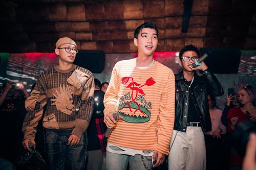 Hurrykng thuộc tổ đội GERDNANG cùng HIEUTHUHAI. Bởi vậy, HIEUTHUHAI cũng tới buổi ghi hình để ủng hộ đồng đội thân thiết. Tuy nhiên, rapper đội mũ, bịt kín mặt và âm thầm theo dõi đồng đội. Trước đó, họ có nhiều sản phẩm đạt lượt xem lớn như Hẹn gặp em dưới ánh trăng, Mamma Mia, 1-800-Love… Hurrykng tự hào khi ở trong tổ đội có các thành viên tài năng, nổi tiếng và luôn hỗ trợ nhau. Anh đến Rap Việt để nhóm rap được nhiều người biết tới hơn.