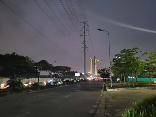 Hệ thống chiếu sáng công cộng trên địa bàn thành phố được cắt giảm. Ảnh: Huy Khánh.