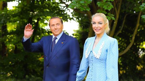 Cựu Thủ tướng Berlusconi là một trong những chính trị gia nhận được sự chú ý nhiều nhất ở Ý khi có màn trở lại tại chính trường nước này vào năm 2017, dù trước đó ông gặp không ít bê bối.