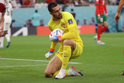 Man United vẫn sẽ giữ chân David De Gea ở mùa tới. Tuy nhiên, HLV Erik ten Hag cho biết ông không đảm bảo cho cậu học trò sinh năm 1990 suất bắt chính ở mùa giải tiếp theo. Do đó, Costa sẽ đe dọa vị trí của De Gea nhờ khả năng chơi chân ấn tượng.