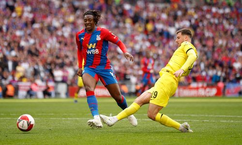 The Athletic đưa tin các buổi đàm phán giữa Man United và Mount trong những ngày vừa qua đã thu về tín hiệu tích cực. Tiền vệ người Anh được cho đã vẫy tay chào CĐV Chelsea sau trận đấu cuối cùng của mùa giải 2022/23. Một khi rời Chelsea, Mount chỉ muốn gia nhập MU.