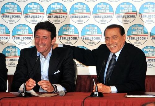 Berlusconi và cựu thủ môn Galli trong đợt tranh cử 2009