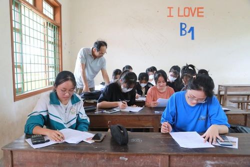 Thầy giáo Hoàng Văn Quynh hướng dẫn các em giải đề thi minh họa.