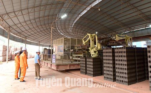 Nhà máy gạch Tuynel chất lượng cao Tuyên Quang, xã Tràng Đà (TP Tuyên Quang) đầu tư máy móc hiện đại nhằm giảm lượng điện năng tiêu thụ trong sản xuất.