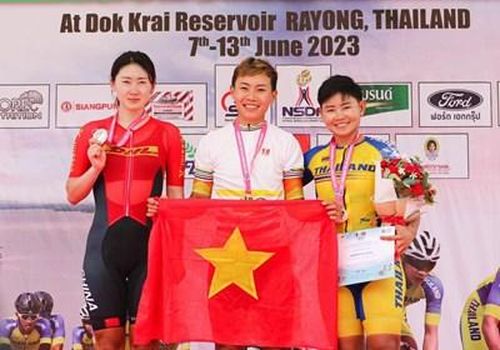 Nguyễn Thị Thật (giữa) là vận động viên Việt Nam đầu tiên giành quyền tham dự Olympic Paris 2024. Ảnh: Thaicycling