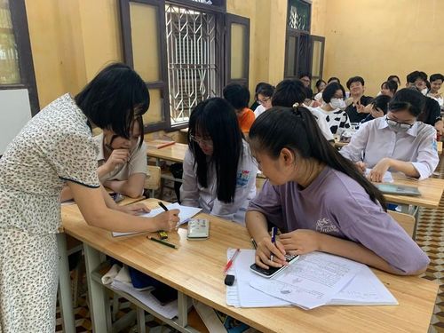 Giáo viên tăng cường tư vấn lựa chọn ngành học phù hợp để đăng ký xét tuyển.