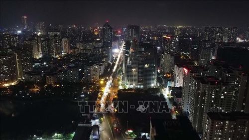 Tuyến đường Lê Văn Lương với nhiều nhà cao tầng ngày thường lung linh trong ánh sáng, những ngày này tối hơn rất nhiều (Ảnh chụp 21h ngày 5/6). Ảnh: Huy Hùng/TTXVN