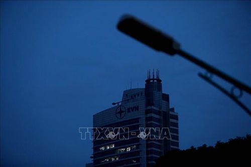 Đèn chiếu sáng sẽ thực hiện việc bật đèn muộn hơn 30 phút, tắt đèn sớm hơn 30 phút so với chế độ vận hành thông thường. Ảnh: Huy Hùng/ TTXVN