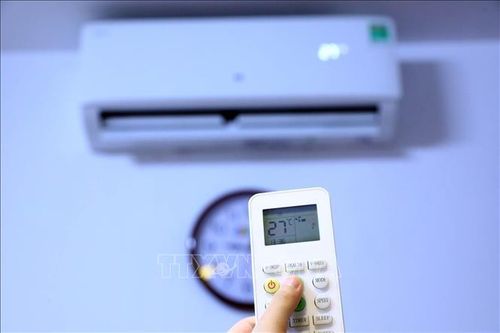 EVNHANOI khuyến cáo khách hàng sử dụng hợp lý điều hòa nhiệt độ, đặt ở mức 26-27 độ trở lên, sử dụng kết hợp với quạt. Ảnh: Huy Hùng/ TTXVN
