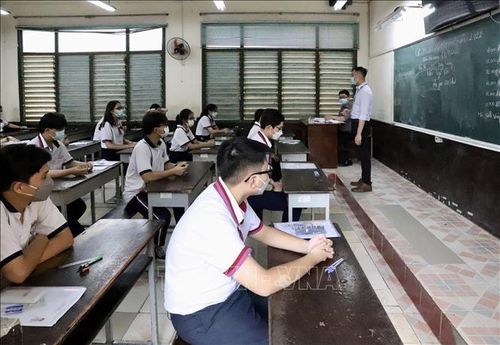 Thí sinh tại điểm thi Trường Trung học Phổ thông Trưng Vương (Quận 3) nghe Quy chế thi. Ảnh tư liệu: Hồng Giang/TTXVN.
