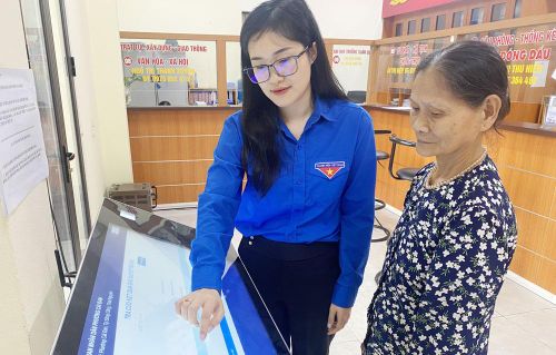 Đoàn viên thanh niên phường Cải Đan hỗ trợ người dân thực hiện dịch vụ công và các thủ tục hành chính tại Bộ phận Một cửa của phường.