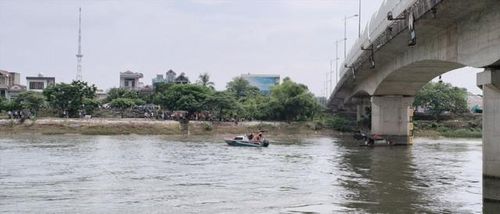 Lực lượng cứu hộ cứu nạn tìm kiếm cháu bé đuối nước.