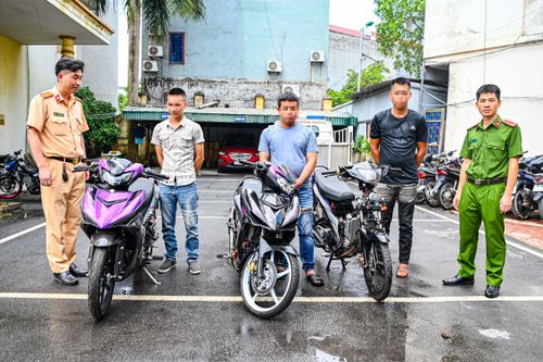  Các phương tiện bị phát hiện có biểu hiện độ, chế nhiều bộ phận. Ảnh: H.Q.