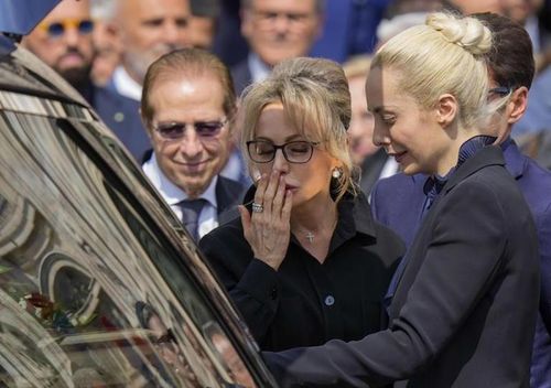  Bà Marina Berlusconi (giữa) và Marta Fascina (phải) tại lễ tang cấp nhà nước của ông Silvio Berlusconi. Ảnh: Canadian Press. 