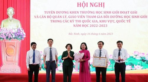 Chủ tịch UBND tỉnh Bắc Ninh Nguyễn Hương Giang (thứ 3 từ trái qua) trao Bằng khen cho Ban Giám hiệu Trường THPT Chuyên Bắc Ninh.