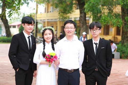 Đàm Văn Hiển (ngoài cùng bên trái) chụp ảnh kỷ yếu cùng bạn bè và thầy giáo cấp 3. Ảnh: NVCC.