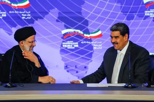 Tổng thống Iran Ebrahim Raisi (trái) và Tổng thống Venezuela Nicolas Maduro trong cuộc gặp mới đây tại Venezuela. Ảnh: Reuters