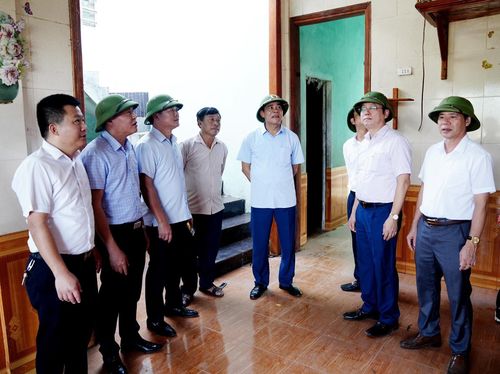 Chủ tịch UBND tỉnh Hà Tĩnh Võ Trọng Hải cùng lãnh đạo huyện Cẩm Xuyên động viên các gia đình nằm trong diện ảnh hưởng của Dự án 
