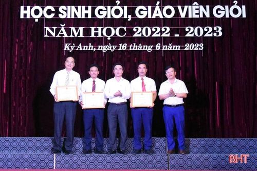... và trao giấy khen cho 3 tập thể có thành tích cao trong trong công tác bồi dưỡng học sinh giỏi năm học 2022-2023.