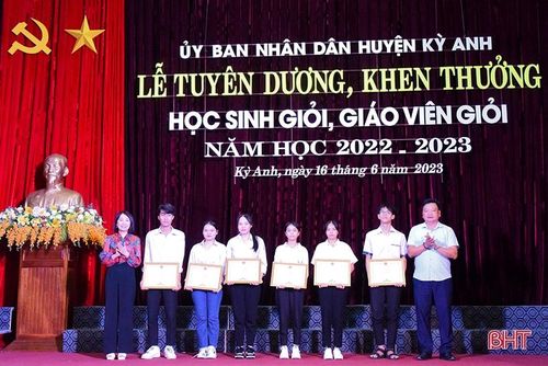 Phó Giám đốc Sở GD&amp;ĐT Nguyễn Thị Nhung Quyên và Bí thư Huyện ủy Kỳ Anh Hồ Huy Thành trao giấy khen của UBND huyện Kỳ Anh cho các em đạt giải ở các cuộc thi cấp quốc gia và giải nhất cấp tỉnh.