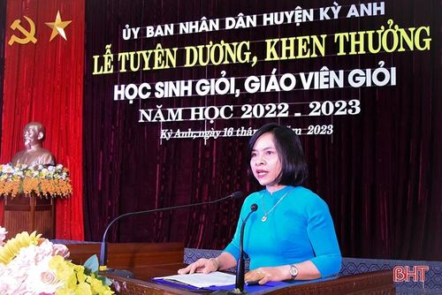 Phó phòng GD&amp;ĐT huyện Kỳ Anh - Nguyễn Thị Hải Đường báo cáo kết quả học sinh giỏi, giáo viên giỏi năm học 2022 - 2023.