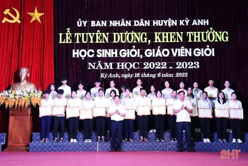 Lãnh đạo Sở GD&amp;ĐT, lãnh đạo huyện Kỳ Anh trao giấy khen cho học sinh đạt giải nhì, giải ba cấp tỉnh.