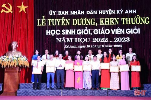 Lãnh đạo huyện Kỳ Anh trao giấy khen cho các cá nhân đạt giáo viên giỏi cấp tỉnh...