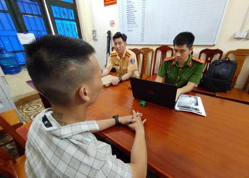 Công an làm việc với 1 đối tượng.