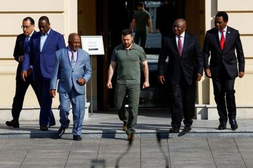 (Từ trái sang) Thủ tướng Ai Cập Mustafa Madbuli, Tổng thống Senegal Macky Sall, Tổng thống Comoros Azali Assoumani, Tổng thống Ukraine Volodymyr Zelensky, Tổng thống Nam Phi Cyril Ramaphosa và Tổng thống Zambia Hakainde Hichilema đi bộ đến địa điểm họp báo chung ở Kiev, Ukraine, ngày 16/6. Ảnh Reuters.