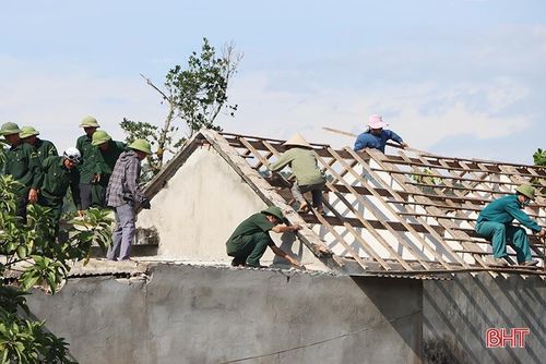 Các tổ chức đoàn thể của xã Cẩm Hưng giúp người dân tháo dỡ nhà cửa để bàn giao mặt bằng thi công cao tốc Bắc - Nam