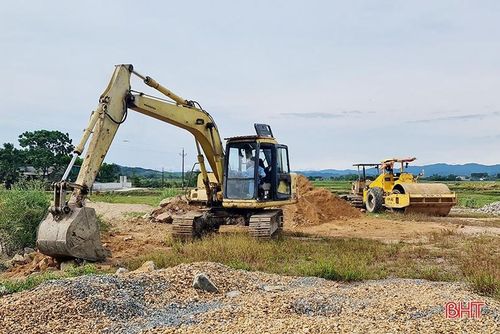 Tập kết máy móc chuẩn bị thi công khu tái định cư thôn Na Trung, xã Cẩm Thạch