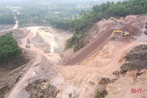 Thi công cao tốc Bắc - Nam đoạn qua xã Cẩm Thịnh, Cẩm Xuyên