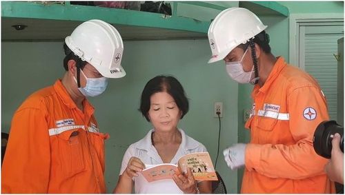 Cán bộ EVNHCMC hướng dẫn người dân tiết kiệm điện. Ảnh: EVNHCMC