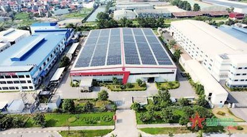  Hệ thống năng lượng điện mặt trời áp mái tại nhà máy sản xuất ở Hưng Yên của Công ty TNHH Dụng cụ An Mi. Ảnh: KIÊN VÂN