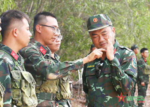  Lãnh đạo Bộ tư lệnh TP Hồ Chí Minh kiểm tra, động viên chiến sĩ Trung đoàn Gia Định. Ảnh: DUY HƯNG 