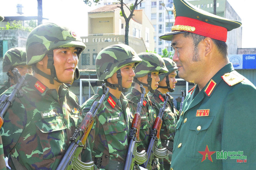  Lãnh đạo Bộ tư lệnh TP Hồ Chí Minh kiểm tra, động viên chiến sĩ Trung đoàn Gia Định. Ảnh: DUY HƯNG 