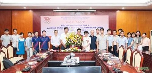 Các nhà báo, phóng viên thể thao chụp ảnh lưu niệm với lãnh đạo Tổng cục Thể dục Thể thao.