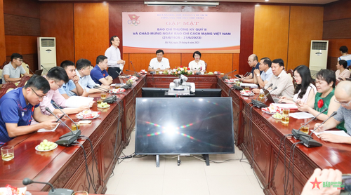Quang cảnh buổi gặp mặt báo chí.