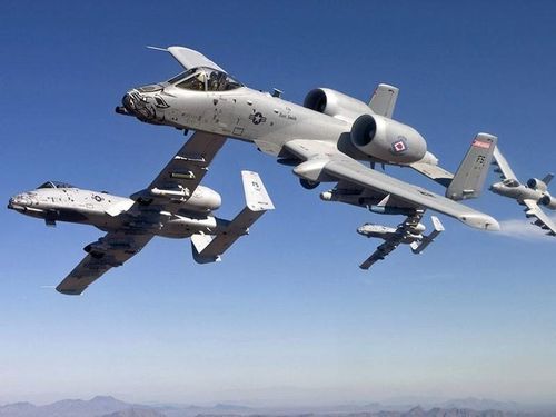 Đặc biệt, một trong những ưu điểm của cường kích A-10 đó là cất cánh được từ đường băng không trải nhựa dài chỉ 1.219 m. Đồng thời, độ bền của dòng chiến đấu cơ này là cực cao.