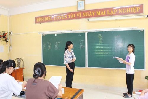 Cô trò cùng trao đổi và luyện đề môn GDCD trên lớp.