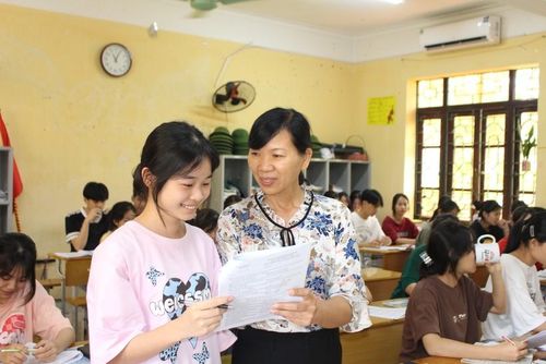 Không chỉ vững kiến thức, cô Khuyên lưu ý học trò phân bổ thời gian để hoàn thành bài thi.