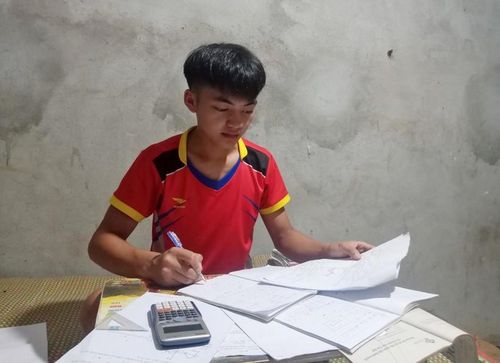 Thao Dính Pó ôn luyện trước ngày "vượt vũ môn" thi tốt nghiệp THPT. Ảnh: LT.