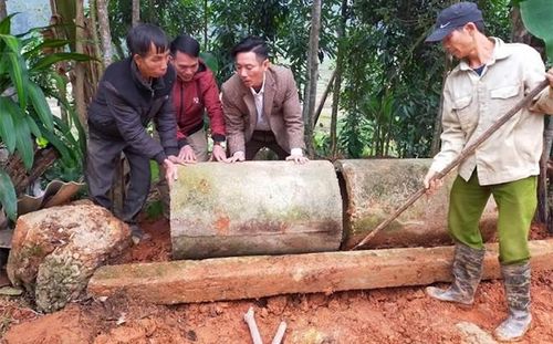 Bí thư Nguyễn Minh Thanh (thứ 3 từ trái sang) cùng người dân lao động công ích.