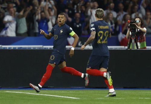 Ở lần thứ hai đá 11m, ngôi sao của PSG không mắc sai lầm nào khi ghi bàn thắng thứ 40 trong màu áo ĐT Pháp.
