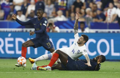 Tuy nhiên, đội đương kim á quân World Cup gặp nhiều khó khăn trước lối chơi phòng ngự kín kẽ của các cầu thủ khách